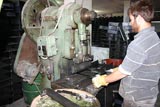 عمل يدوي لتصنيع المدافئ