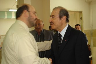 الحاج أحمد عطيّة، مدير مدرسة عيسى بن مريم(ع)، مستقبلاً النائب أنور الخليل