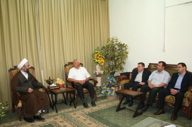 والوفد المرافق