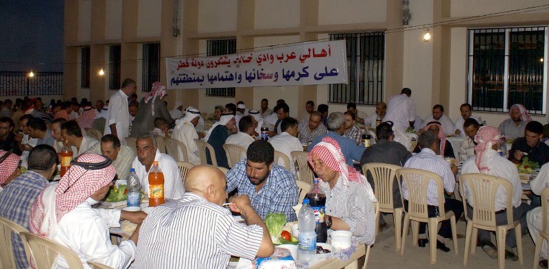إحدى وجبات الإفطار الرمضانية التي تقدّمها قطر في مناطق عكار ووادي خالد النائية (المكتب الإعلامي للجنوب)