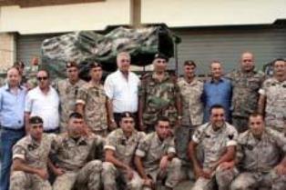 رئيس بلدية برج الملوك سليمان مع ضباط وعناصر الجيش اللبناني بعد العرضالعسكري
