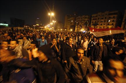 متظاهرون في ميدان التحرير أمس (أ ب)