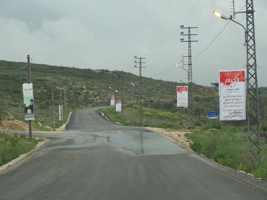لاحظ المغترب أن تلك الإعلانات البلاستيكية بدأت تتمزق وتتهاوى بفعل الهواء والشمس