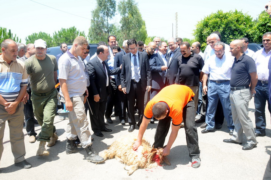 جولة لوزير الإتصالات نقولا صحناوي في منطقة أقليم التفاح