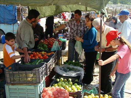 بضائع معروضة في سوق الخان