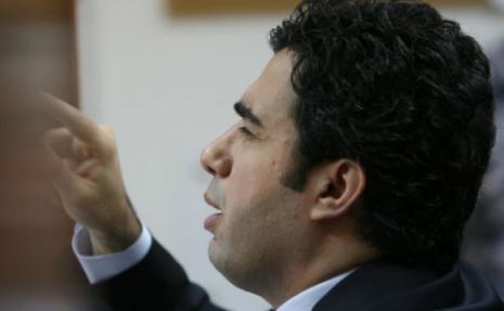 عقاب صقر يردّ من اسطنبول: أشتغل بالحليب والبطّانيات