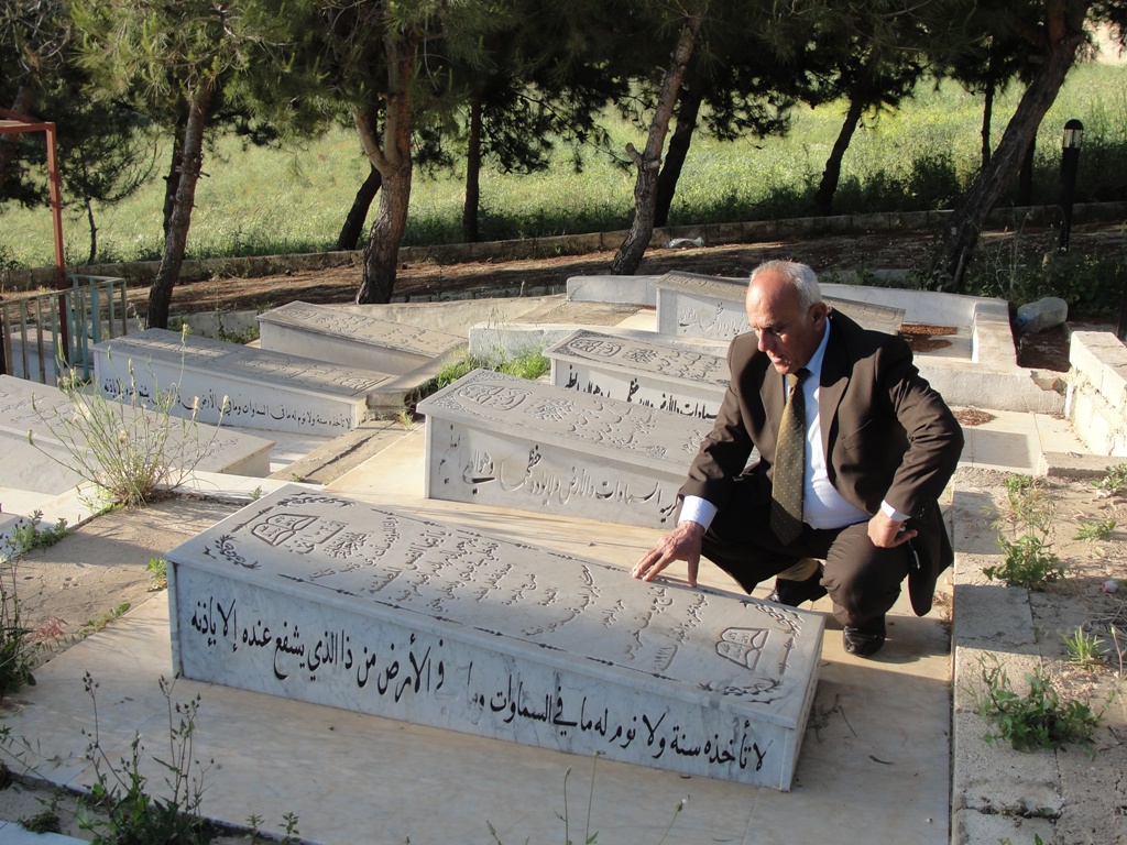 أبو محمد علي يوسف خريس يقرأ الفاتحة على قبر والدته الحاجة سكنة ابراهيم قاسم عواضة شهيدة الإجرام الصهيوني