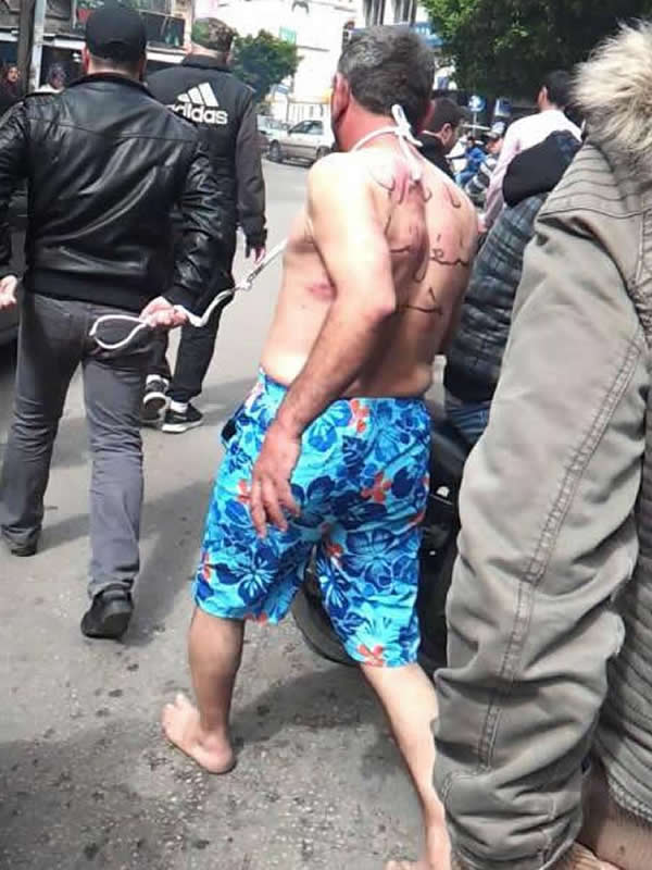 الرجل الذي في الصورة هو نازح سوري، يُدعى ي. ب. اختطفته مجموعةٌ مسلّحة يقودها فيصل البيروتي في منطقة التلّ، متهمة إياه بـ«التعامل مع النظا