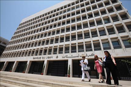 عناصر من الجيش يحاولون فض إشكال بلدية الماري أمس (طارق أبو حمدان)