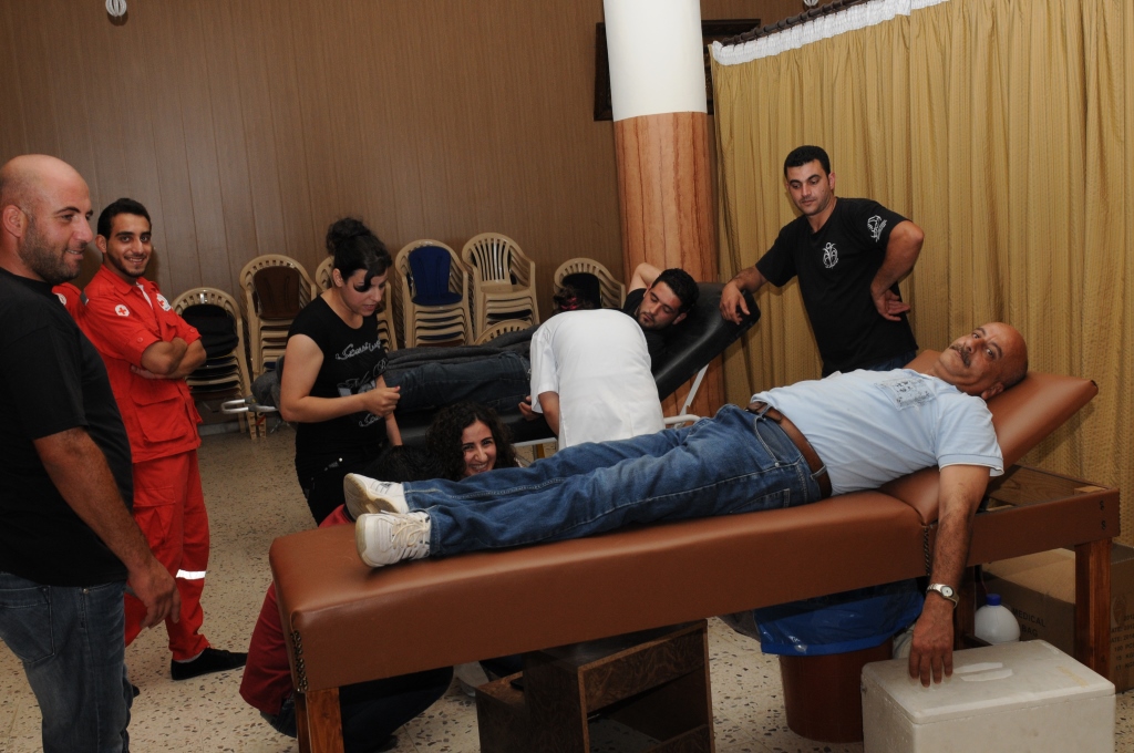 تجمع شبيبة عين قنيا يقيم حملة تبرع بالدم لجرحى الجيش اللبناني 