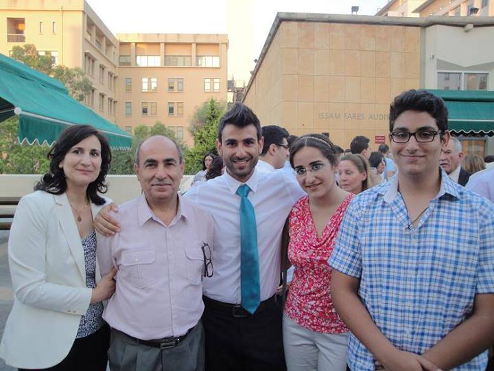 الدكتور عبدالله عبّود متوسطاً شقيقه محمد وشقيقته ريما ووالديه بعد حفل التخرّج في الجامعة الأمريكية في بيروت