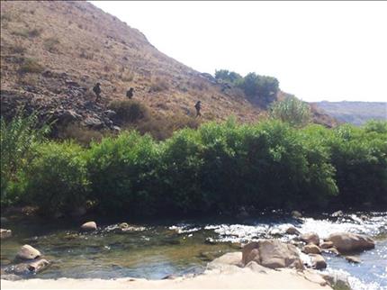 جنود إسرائيليون في محازاة نهر الوزارني (طارف أبو حمدان)