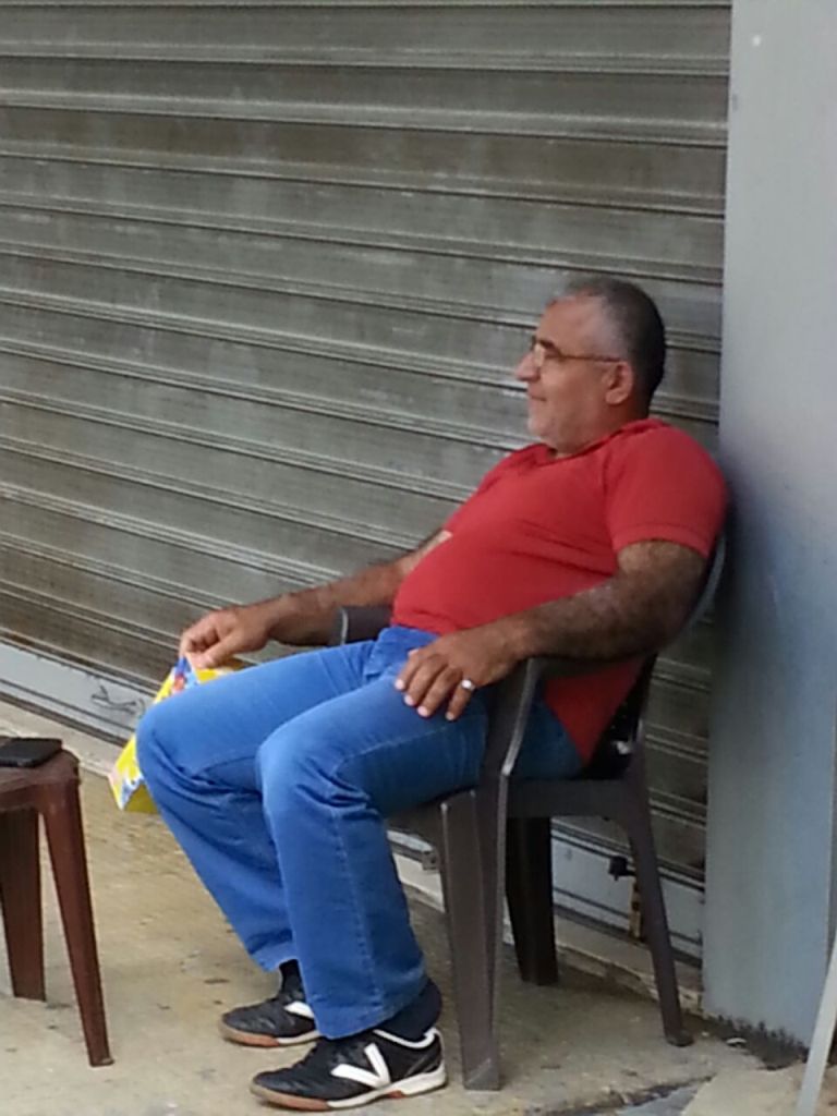 حقّ للحاج عباس أبوعبّاس أن يرتاح بعد سنين الكدّ والتعب، وقد بلغ منه العمر والشيب مبلغهما