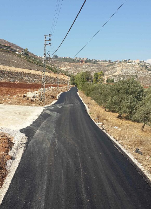 طريق وطى الخيام التي  تفوح من بين ثناياها رائحة الأسفلت التي تشرح القلوب لتمتزج مع النسمات الخريفية وعبق زيت الزيتون البكر..