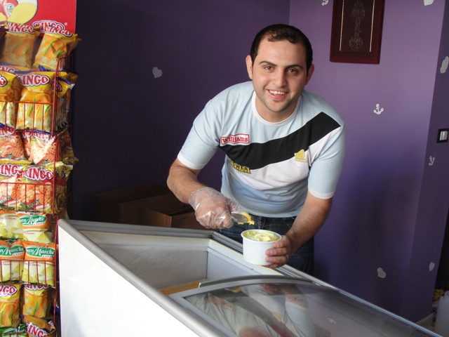 حسين الأمين في كافيتيريا الساحة، حيث اشتهر بفضل المثلجات اللذيذة التي كان يقدّمها. لكنه لم يصمد طويلاً في المحل لأن الإقبال على المثلجات