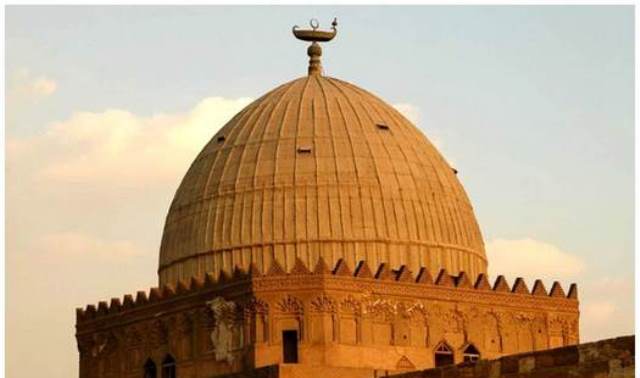 تتلمذ الشافعي على يد الإمام مالك في جلسات الفقه والشؤون الدينية والحديث ، وفي مدرسة محمد بن الحسن الشيباني
