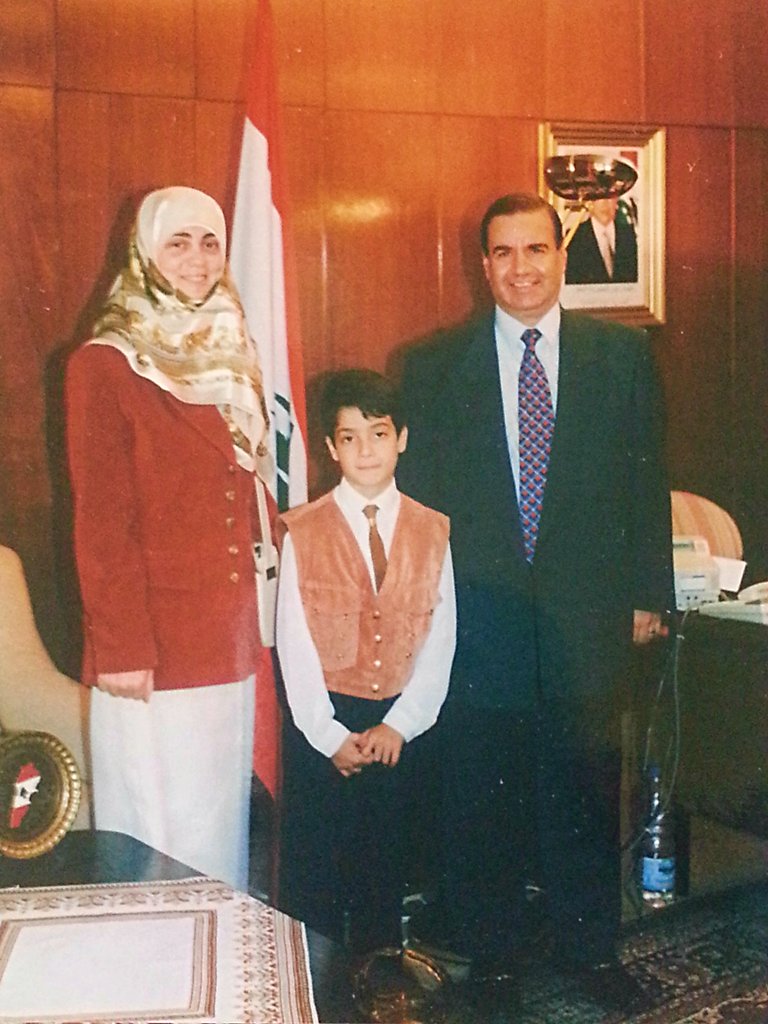 صورة تذكارية اخذت في السفارة اللبنانية في بلغاريا ابان فترة حكم الرئيس أميل لحود