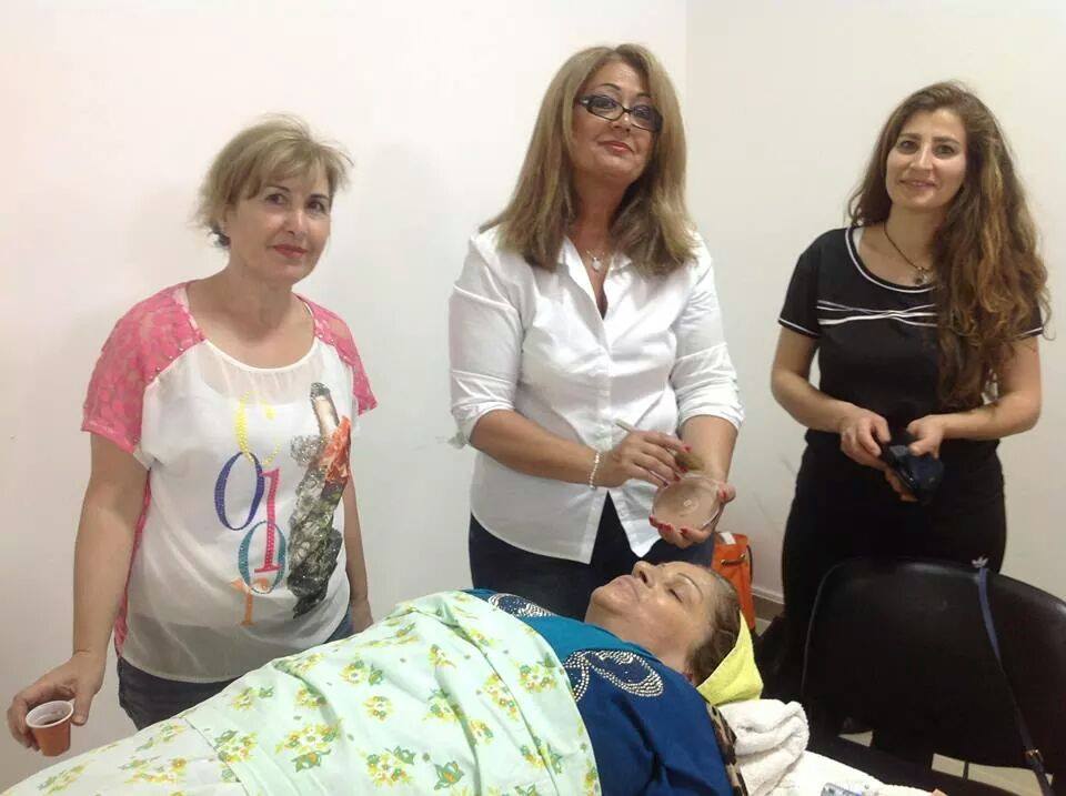 يوم تطوعي أقامته أخصائيات التجميل لسيدات الخيام
