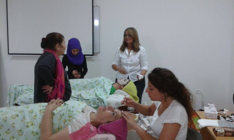 يوم تطوعي أقامته أخصائيات التجميل لسيدات الخيام