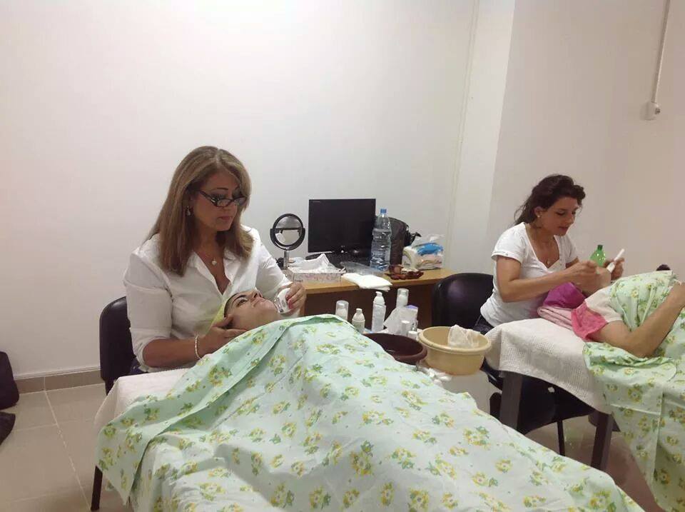 يوم تطوعي أقامته أخصائيات التجميل لسيدات الخيام