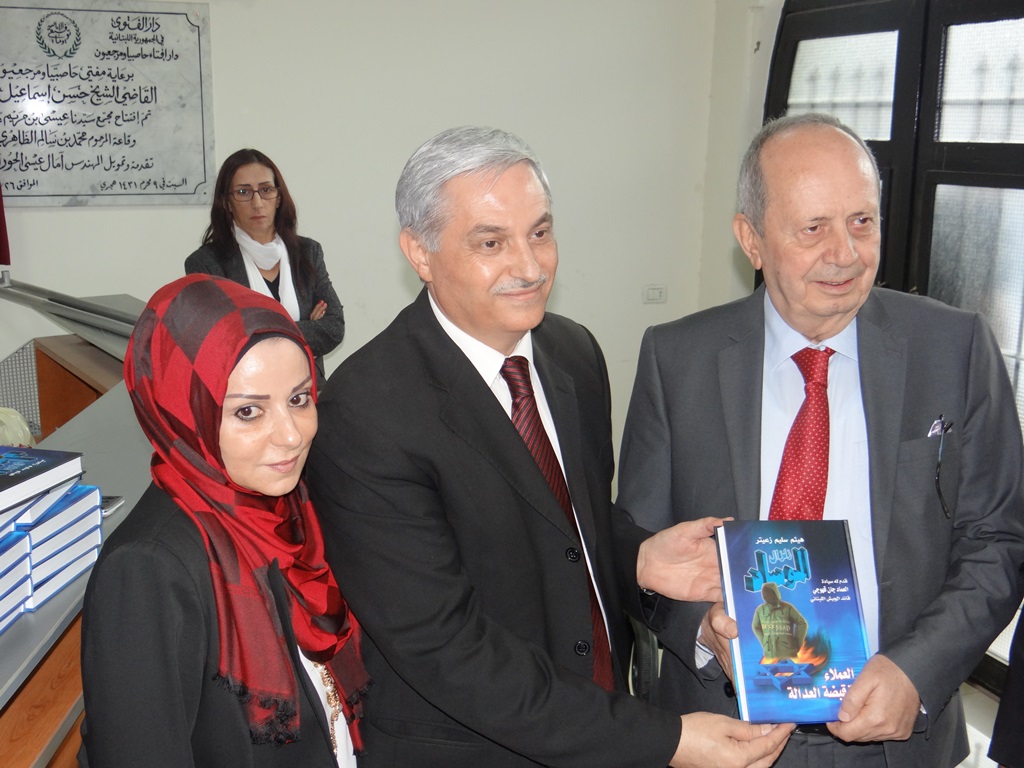 الاعلامي هيثم زعيتر يسلم نسخة من كتابه \