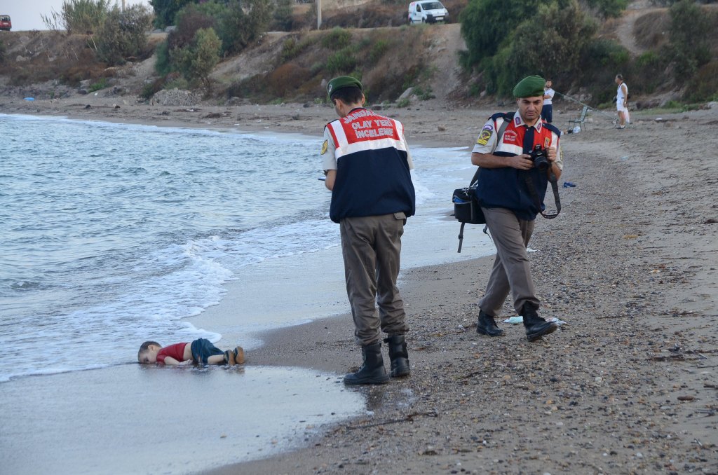 صورة هزّة العالم: طفل لابوين سوريين وجد غريقاً على الشواطئ التركية