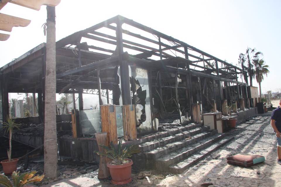 مطعم القهوة Sur Mer بعدما أتت عليه النيران