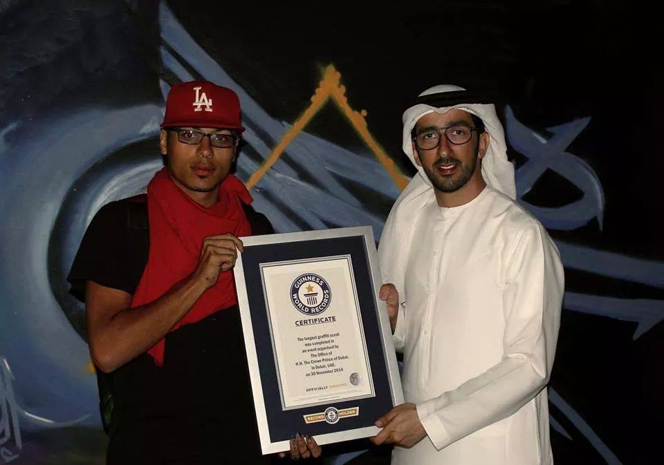 الفنان محمد مهنا.. (المعروف توقيعه الفني بـ MOE) خلال حيازته جائزة غينس
