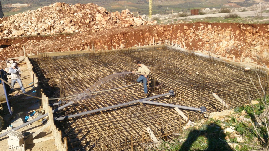 3- أعمال صب أساسات بلوك أ و ب، الأساسات عبارة عن قاعدة واحدة حيث يمكنها تحمل أوزان كبيرة ومقاومة للزلازل مع تمديد قساطل التصريف في الأساسا�