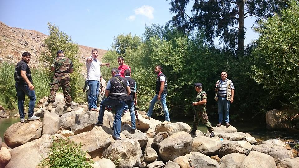 مدنيون-وعناصر امنية خلال-تنظيف الوزاني - باسل أبو حمدان