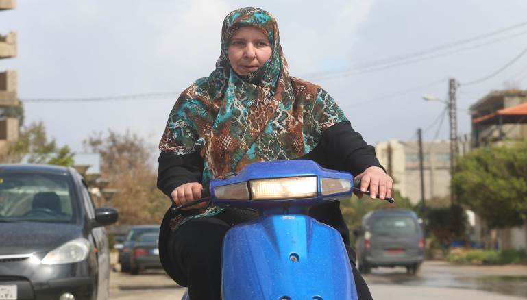 في شبابها كانت أم حيدر تذهب إلى سوق الكارنتينا على الدراجة النارية (خليل حسن)