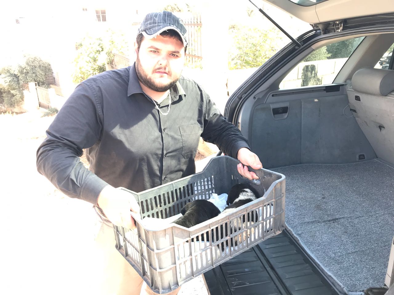 الناشط علي نصّار بعد أن أنقذ الجروين في الخيام وقبل أن يسلّمهما لجمعية تهتم بالرفق بالحيوان