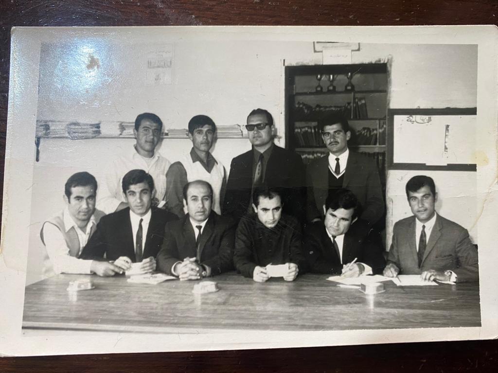 هاني شعيب متوسطاً حسين نعيم خريس وعلي عبّود في صورة تذكارية في المكتبة العامة في الخيام مع أعضاء هيئتها التأسيسية