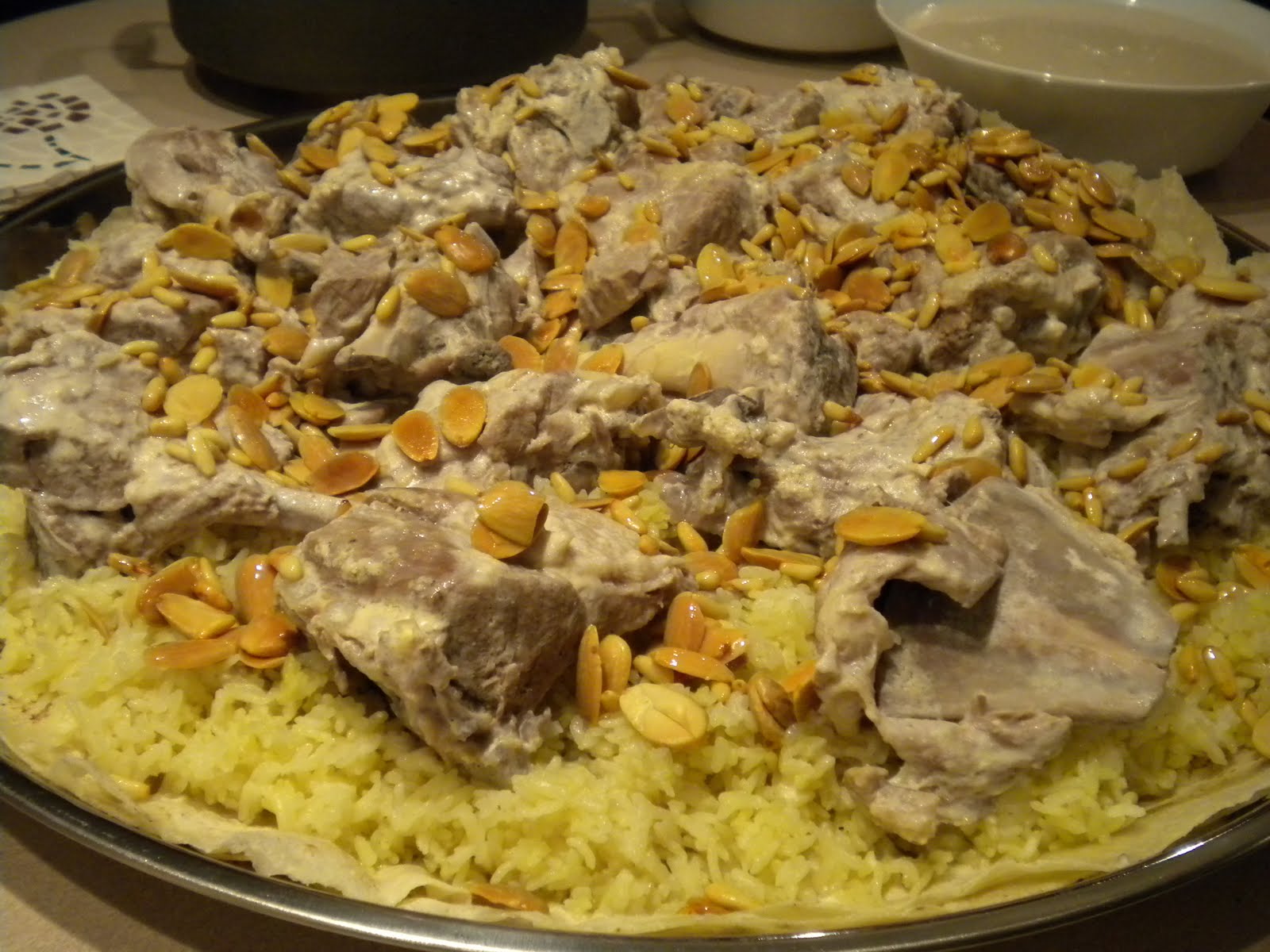 هذه الموائد العامرة في المآتم، والضيافات في مجالس العزاء، وكل مظاهر البذخ فيها.. هناك من هو أولى بها