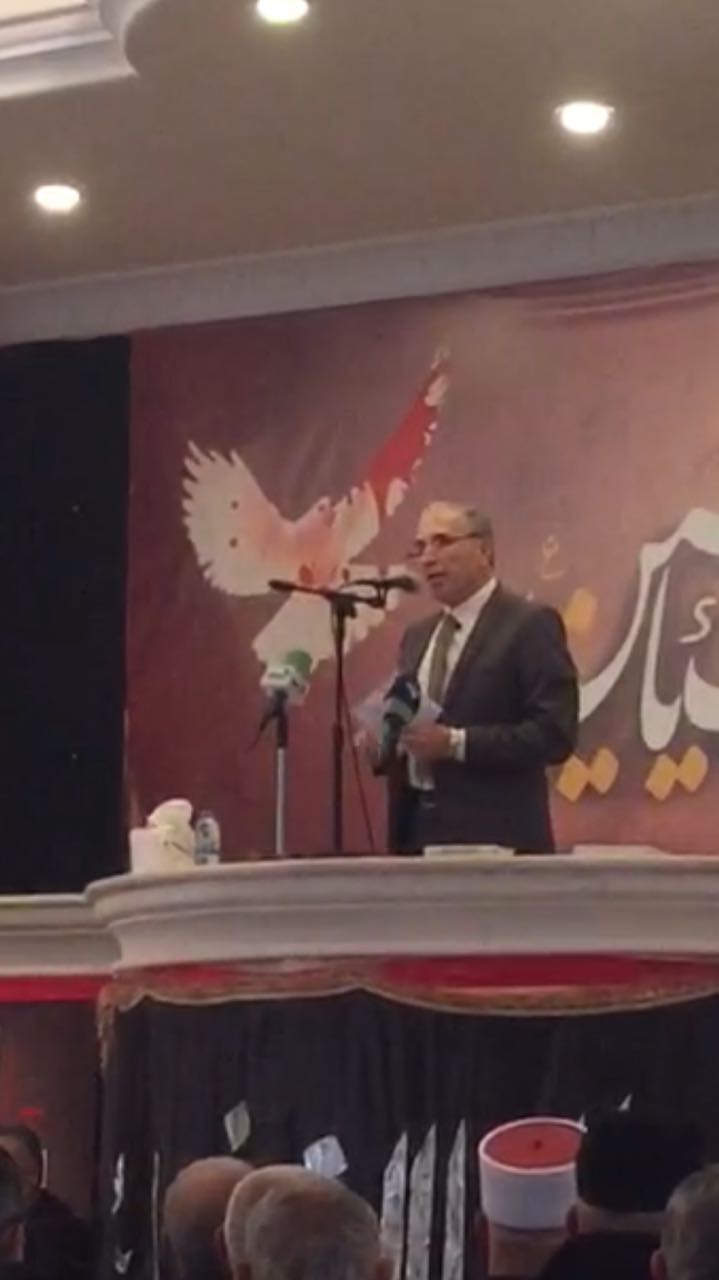 الأستاذ عزت يلقي كلمته