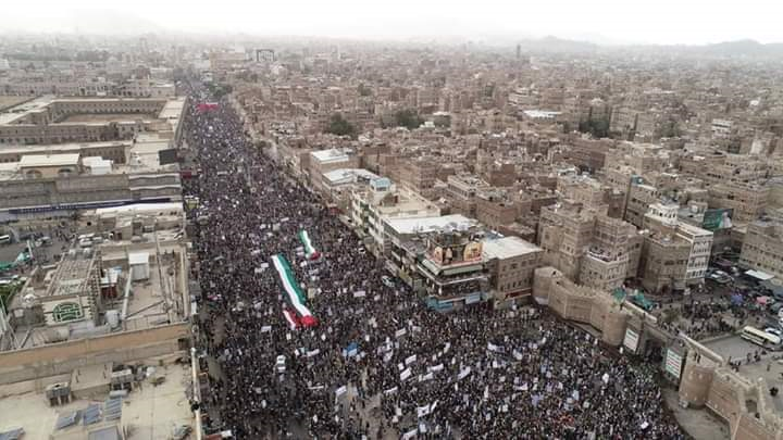 من الحشد الجماهيري الضخم اليوم في صنعاء .. رفضا للتطبيع مع الكيان الصهيوني ودعما للقدس وكل فلسطين وتنديدا بمؤامرة وارسو
