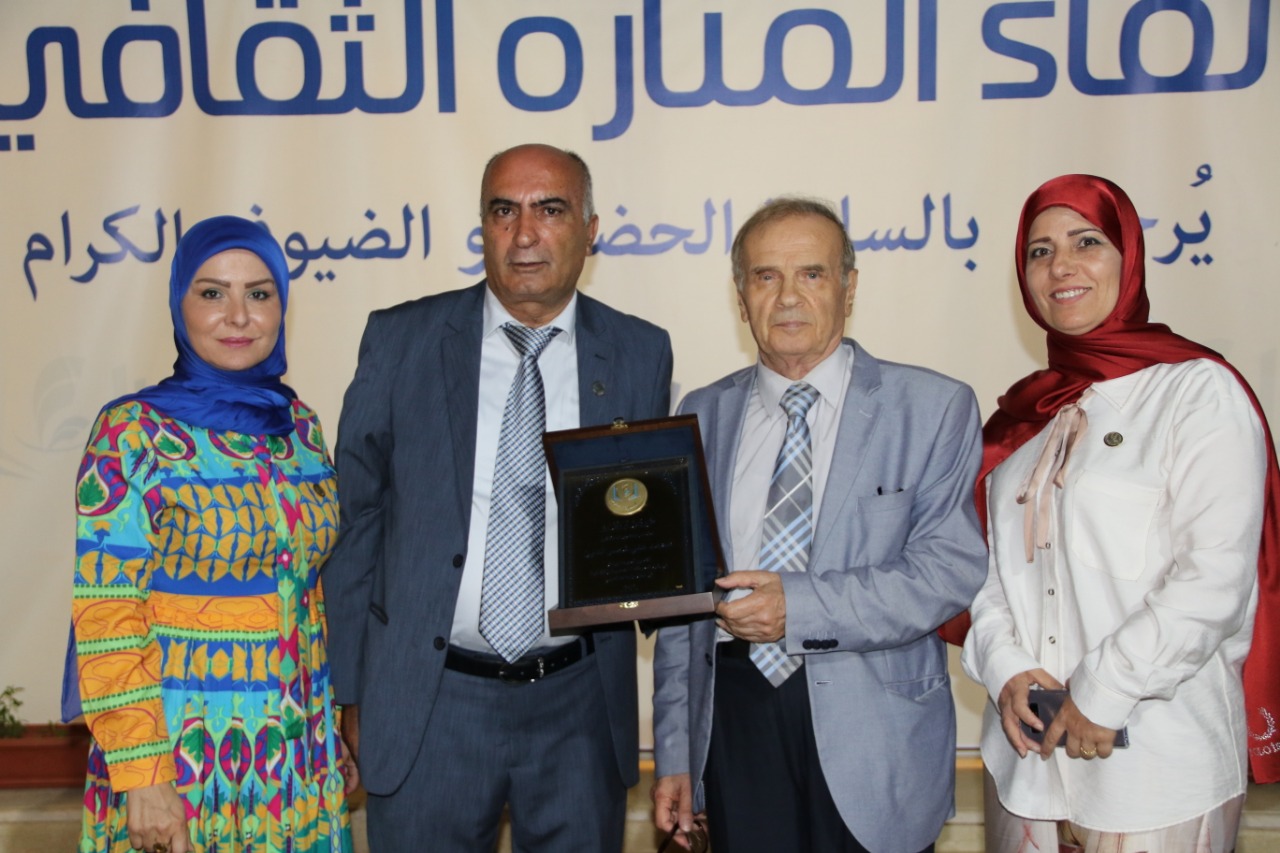 عفيف قاووق وعقيلته السيده هيلانه والسيدة فاطمة هزيمة جابر يقدمون درعا تقديريا للشاعر محمد علي شمس الدين