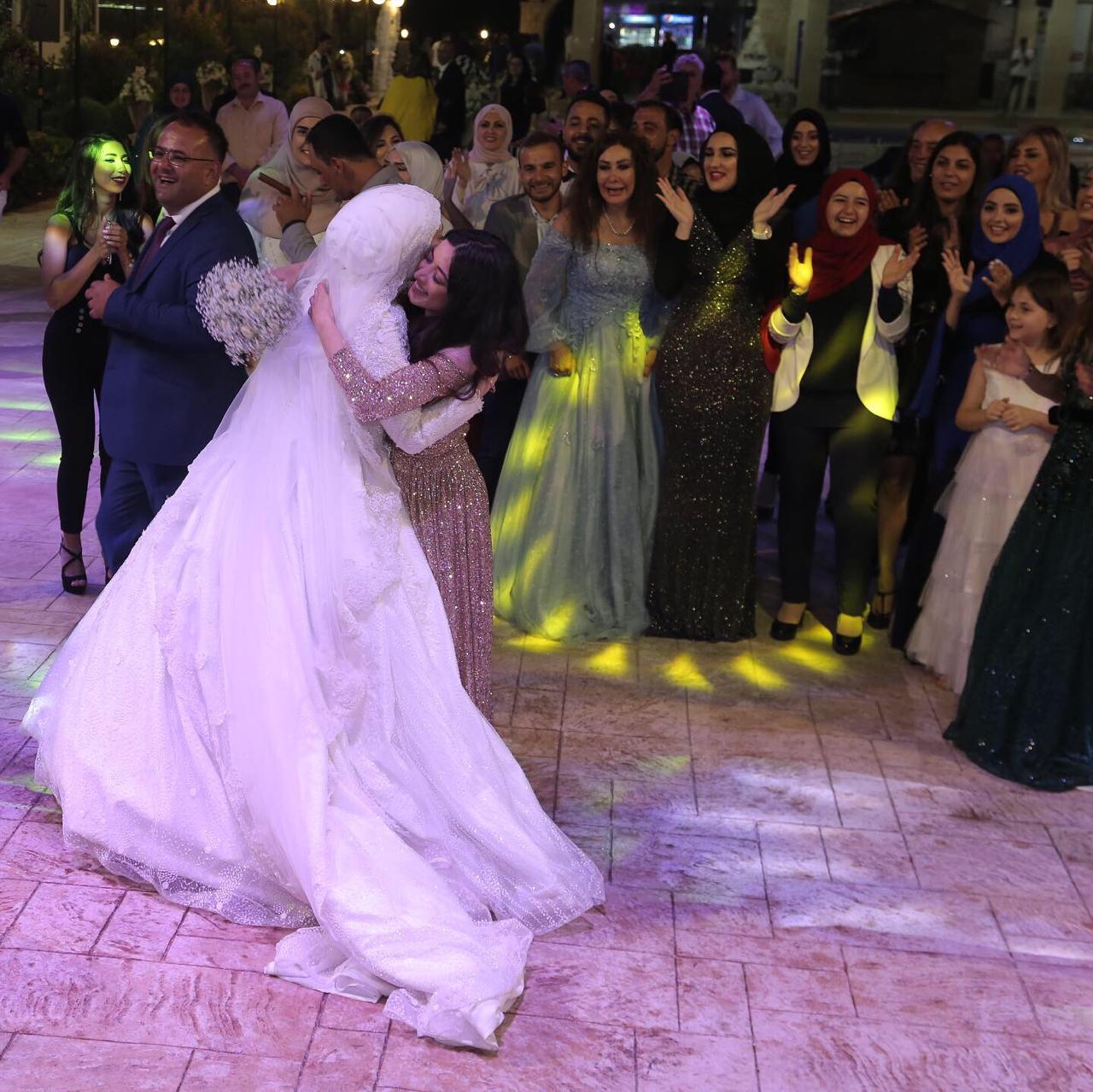 عناق حميم بين العروس نور وشقيقتها التوأم نانسي