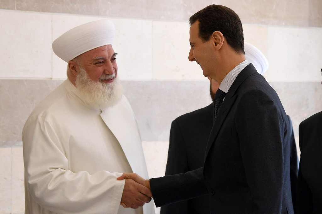 الرئيس بشار الأسد ومفتي دمشق وريفها الشيخ عدنان محمد أفيوني
