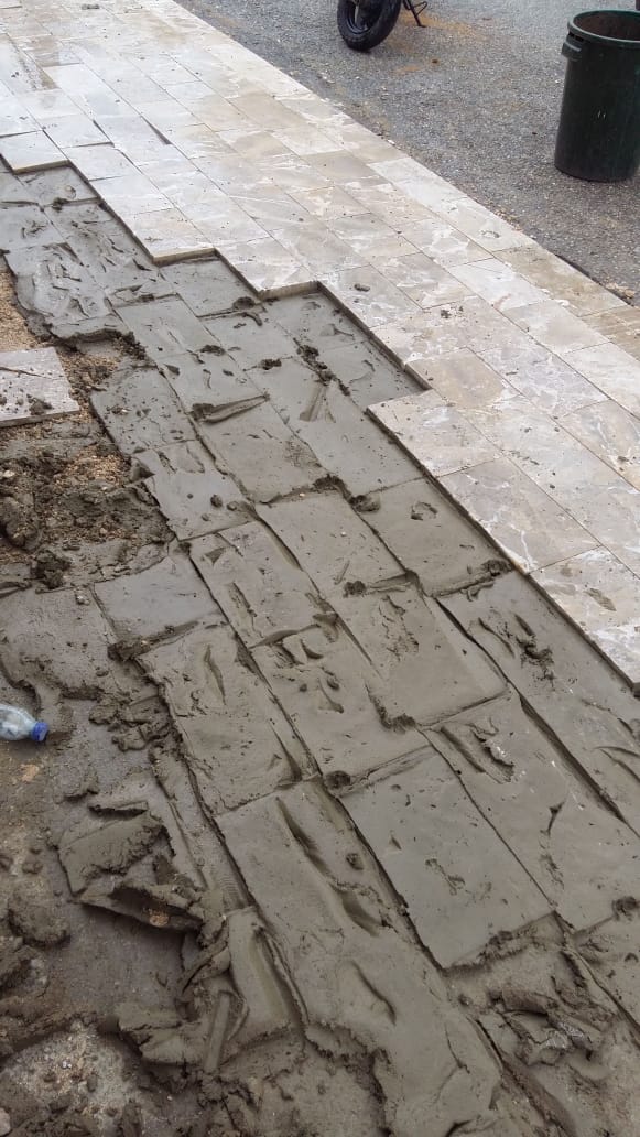 نزولاً عند رغبة رئيس البلدية، تم نزع البلاط، لكن عاد المخالفون والتفوا على الريّس بصب مسطبة باطون في المكان.. وانتهى الأمر!