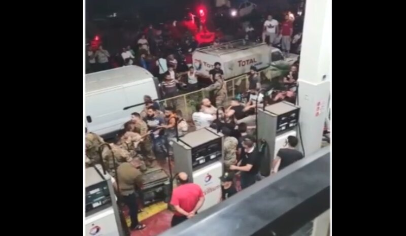 لبنان، رحمَكَ اللّهُ يا وطني، فإنْ كان لا زال فيكَ رمق، اتَّصِلْ بي وأخبرني بأنّكَ ستحاول النّهوض من جديد، حتّى لو أصبح أبناؤكَ يتراشقون بال «ب ۷» عند محطّات الوقود. (الصورة: محطة توتال الخيام حين تحولت الى ساحة حرب)