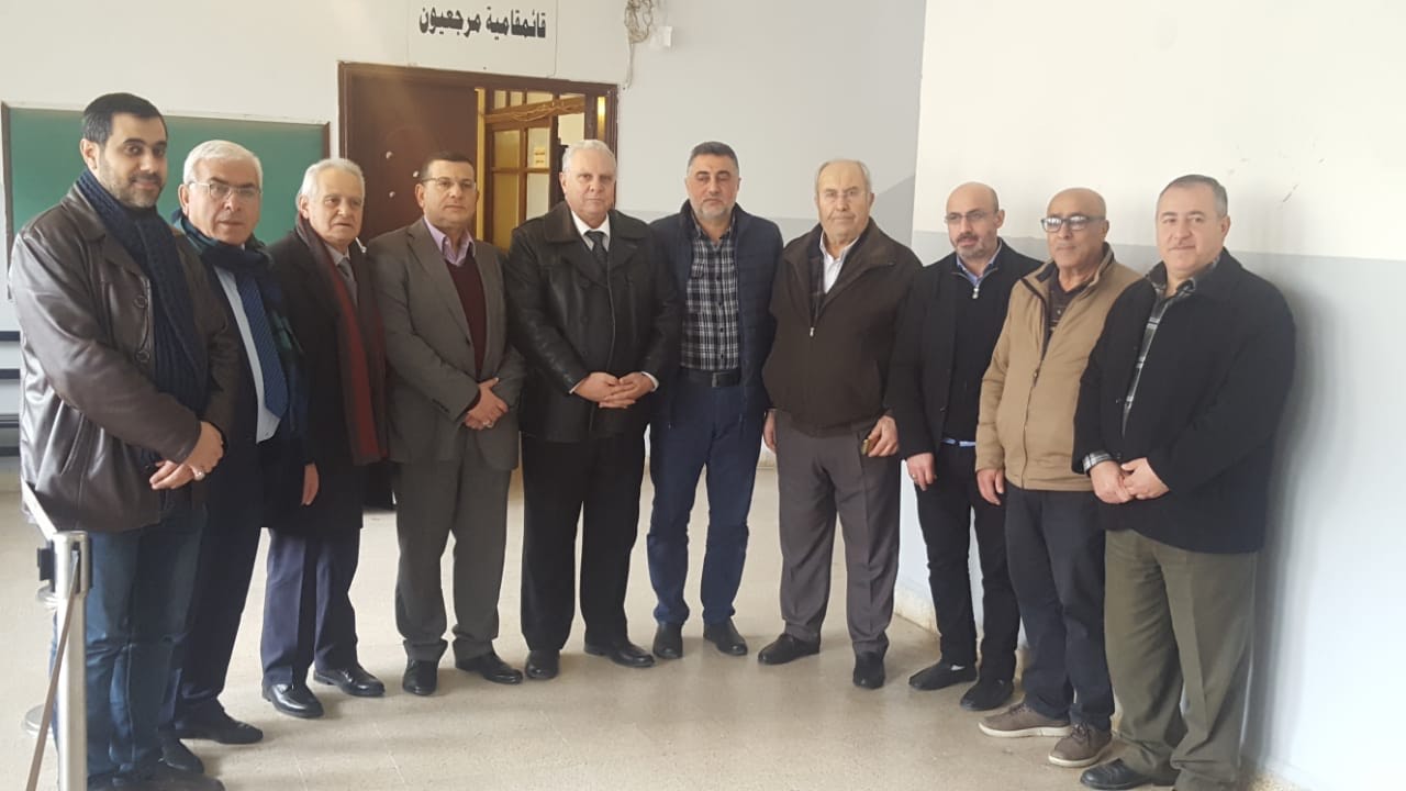 الصورة التذكارية، مع الرئيس الجديد المهندس عدنان عليان والقائمقام وسام حايك، التي غاب عنها عدد من الأعضاء الرافضين لاختياره