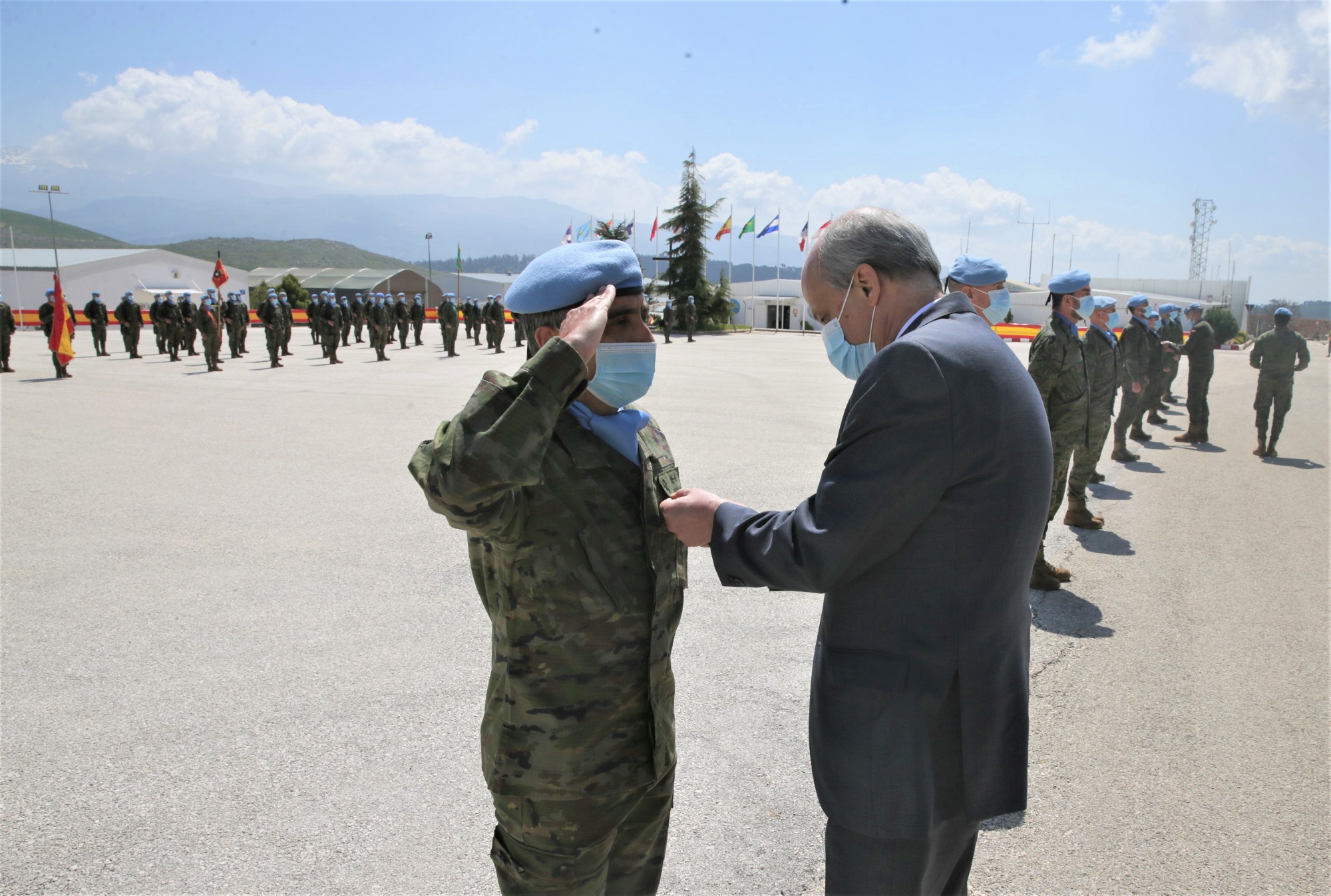 El embajador español imponiendo la medalla a un oficial de la Guardia Civil