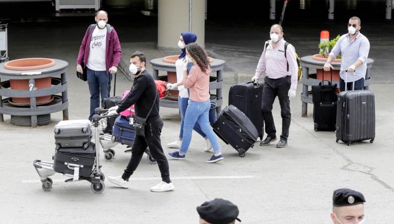 المسافرون يدفعون ثمن الفحوص بالدولار النقدي (Getty)