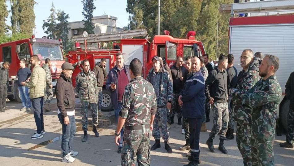 قطع عناصر فوج الاطفاء في طرابلس الطريق أمام اتحاد بلديات الفيحاء(يحيى حبشيتي)
