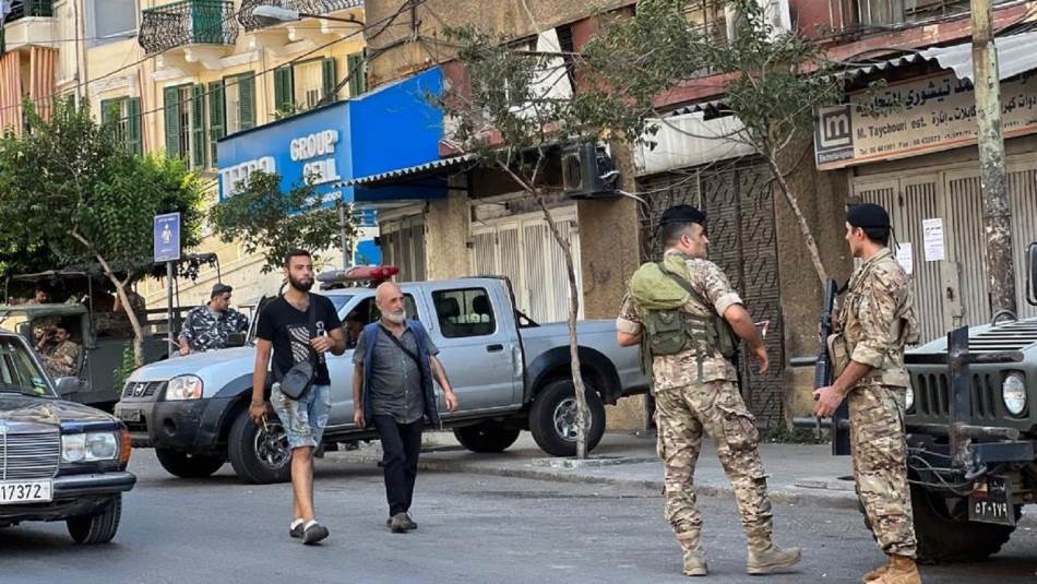 ينصح السكان شمالًا بعضهم بعضًا بضرورة حمل السلاح (جنى الدهيبي)