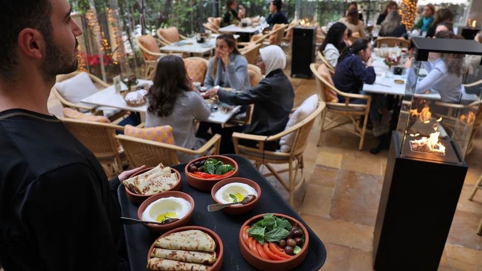 طلب اللبنانيين والأجانب على الليرة بتراجع مستمر (Getty)