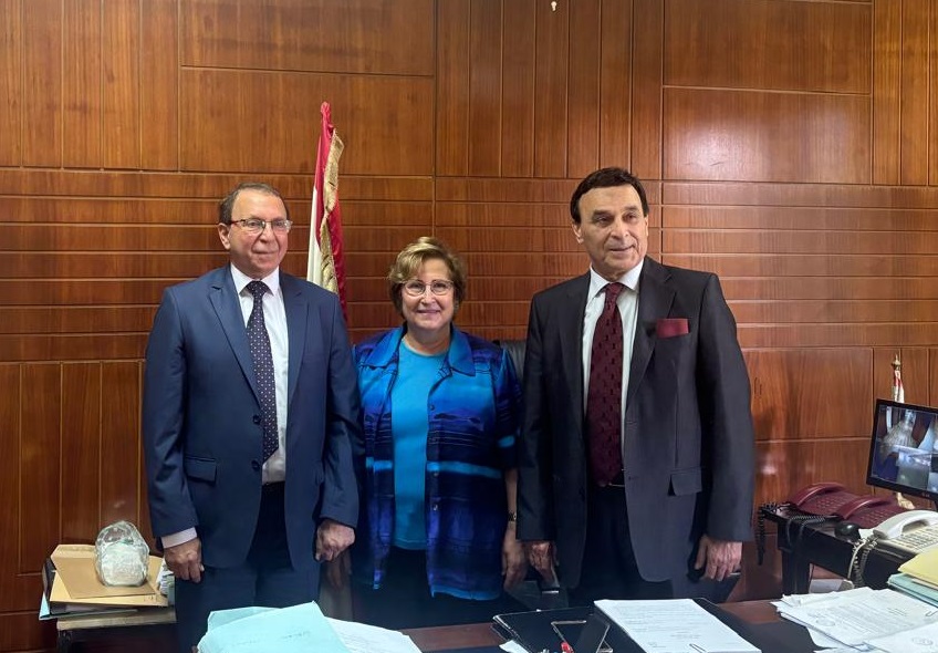 رئيسة هيئة القضايا والتشريع القاضية هيلانة إسكندر في وزارة العدل تتوسط المحامي حنا البيطار، رئيس اتحاد المودعين ووزير المهجرين الدكتور عصام شرف الدين