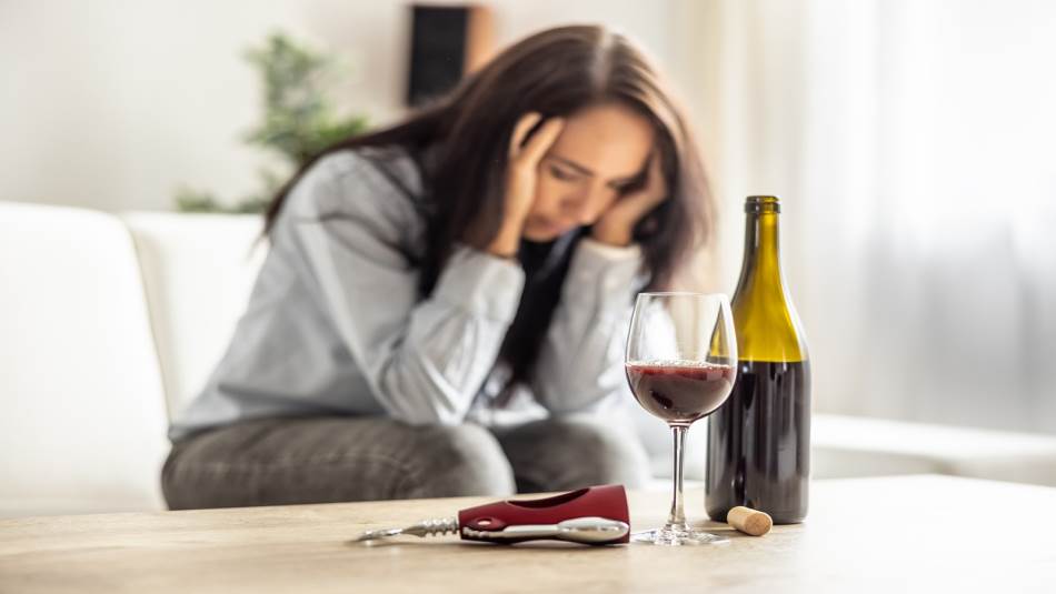 يخفِّف البعض توتّرهم وقلقهم من خلال شرب الكحول (getty)
