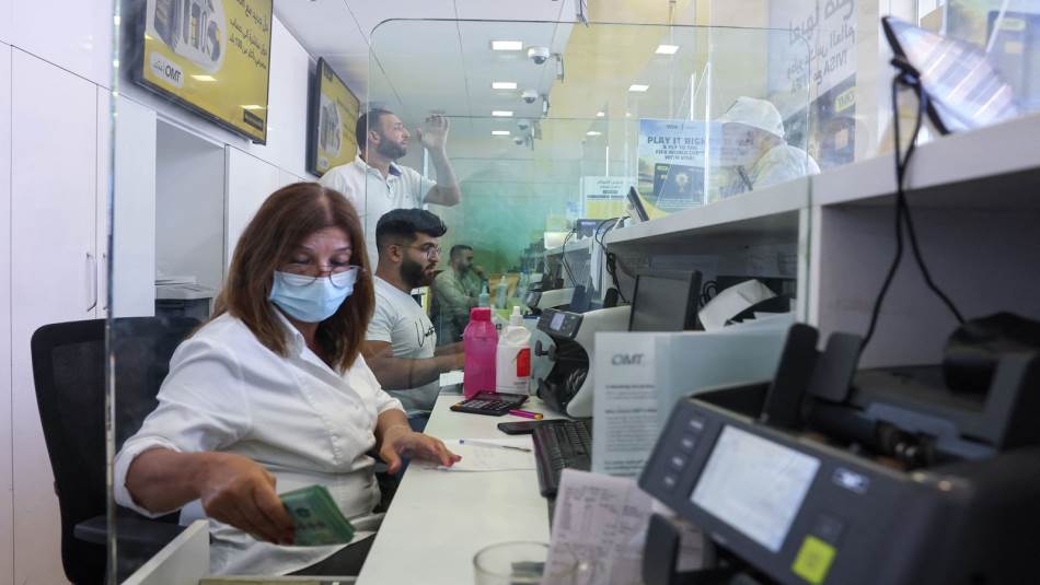 بعض المصارف تستدعي موظفيها من إجازاتهم للعودة إلى العمل أو الاستقالة